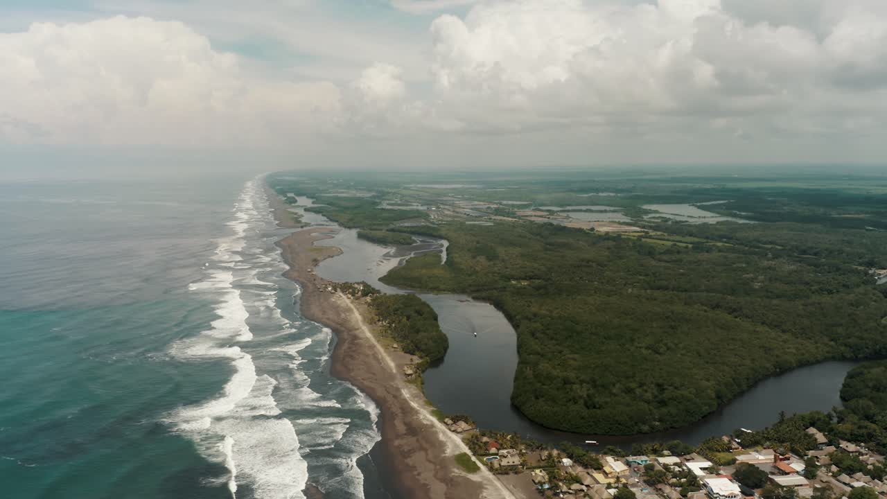 Vídeo Premium - Olas de mar en un tramo de playa a lo largo del río ...