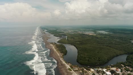 olas de mar en un tramo de playa a lo largo del río acome a la luz del día cerca de el paredón en guatemala