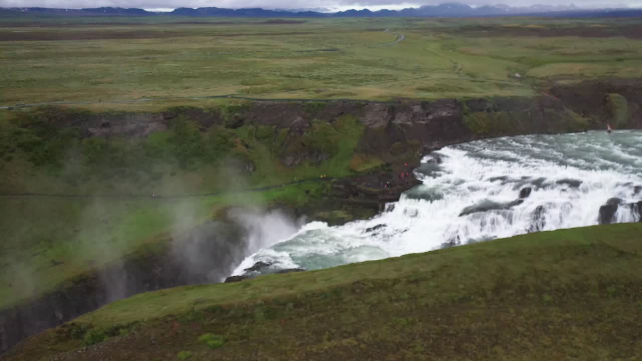 cascadas de gullfoss en islandia con video de drones saliendo