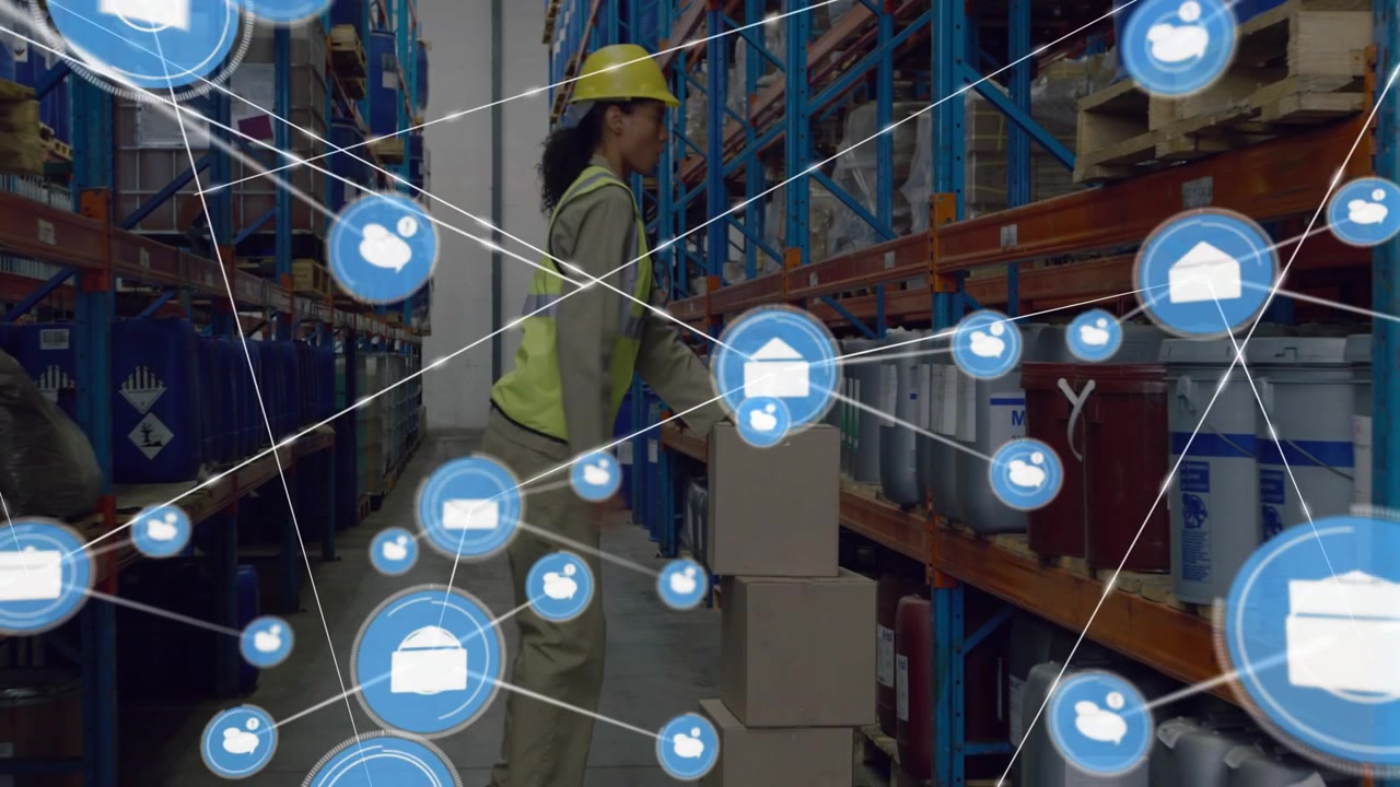Lavoratrice che raggiunge uno scaffale, impilando scatole in magazzino per preparare una spedizione, con icone blu che nascondono la vista.