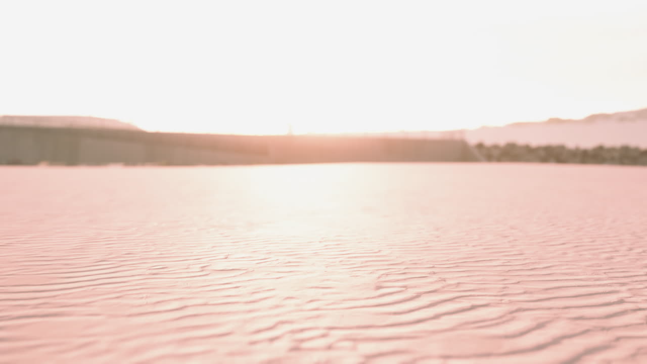 분홍색 모래 해변에서 해가 지는 것