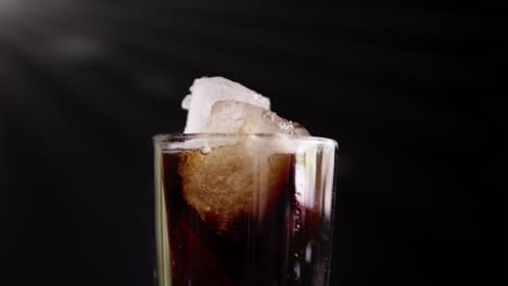 un escaparate de la cola de rotación con hielo de cerca para un vaso muy grande de frío con rotación a cámara lenta