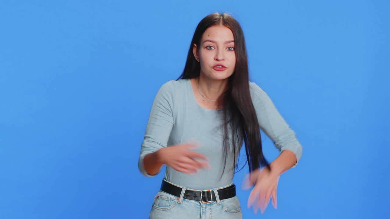 짜증나는, 불쾌한, 공격적인, 불행한 여성, 손을 흔들고, 잘못을 비난하고, 실패에 대한 비난.