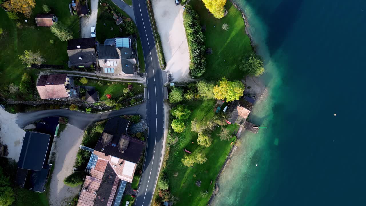 호수 에 있는 매력적인 마을, 빛으로 가득 찬 지붕, 부드럽게 흔들리는 선박, 카페에서 울리는 웃음, 게으른 여름 오후.