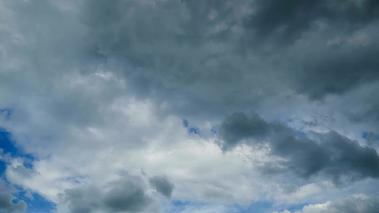 파란 하늘에서 구름이 움직이고 있습니다. 시간 경과