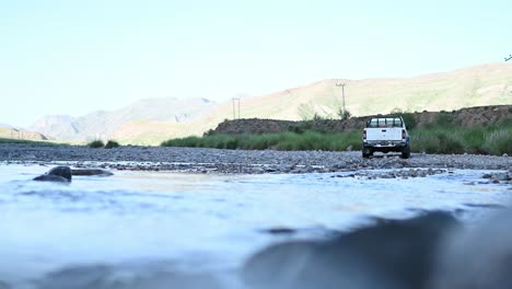 Vista-Del-Camión-Blanco-Estacionado-A-Través-De-La-Corriente-Que-Fluye