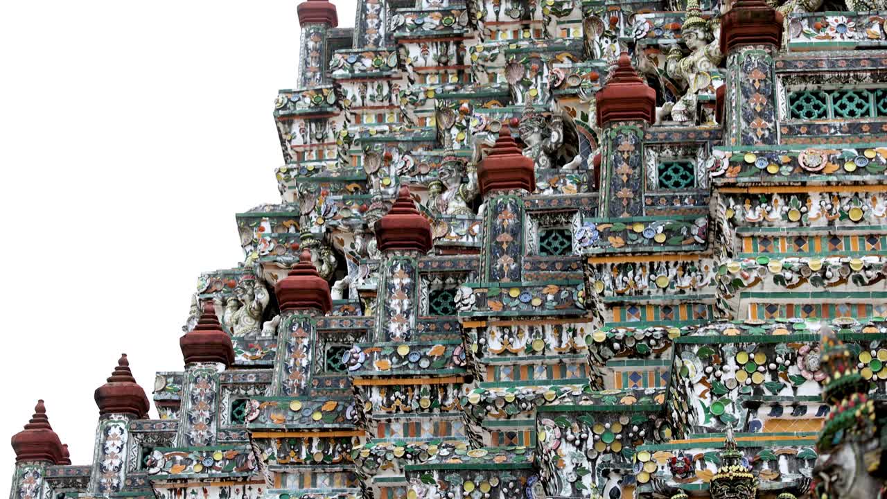 와트 아룬 의 화려 한 건축물 의 근접적 인 모습