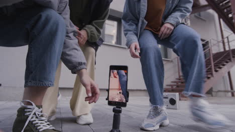 거리에서 춤을 추는 젊은이들