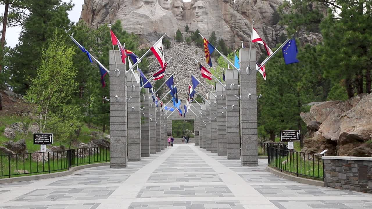 A straight on shot of Mount Rushmore