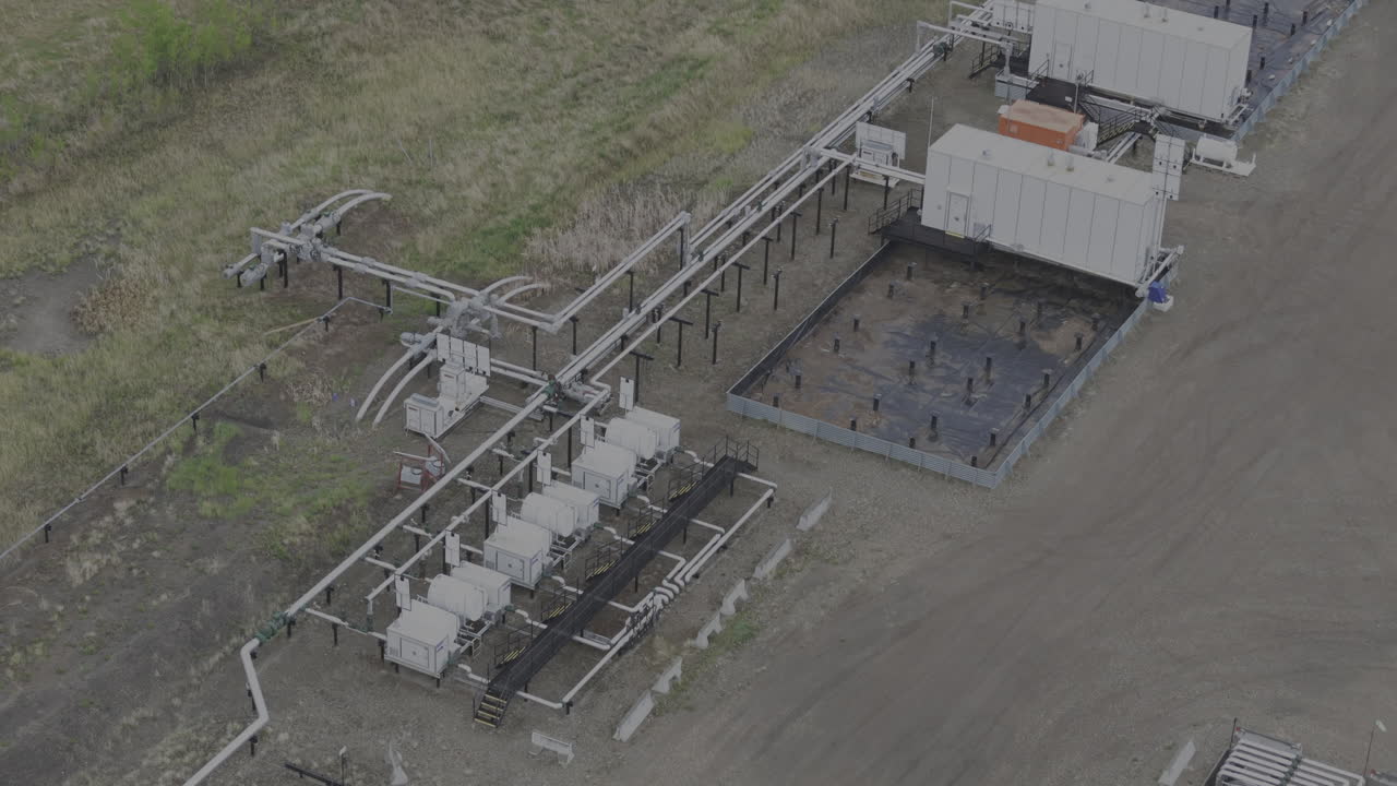 imágenes de drones que muestran extensas redes de oleoductos y estaciones de bombeo en los paisajes remotos del norte de la columbia británica.