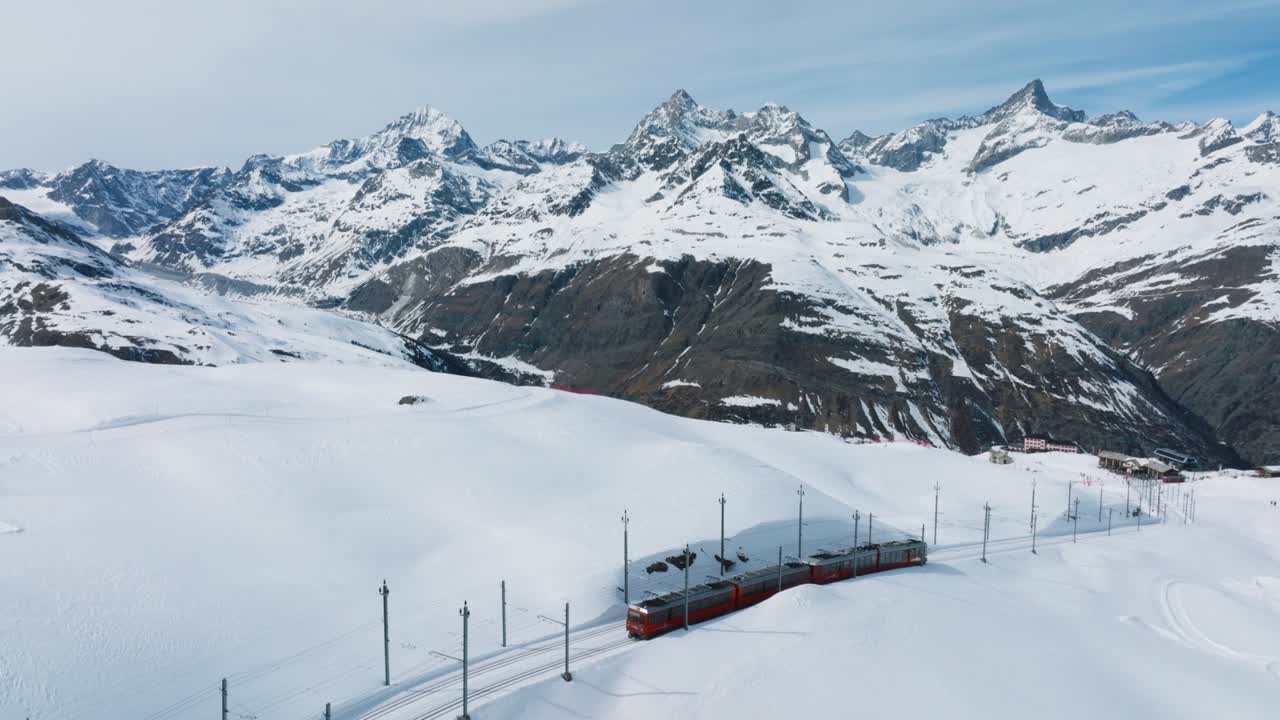 belleza suiza, un ferrocarril de estantería que va a la estación de tren de gornergrat bajo el impresionante matterhorn, zermatt