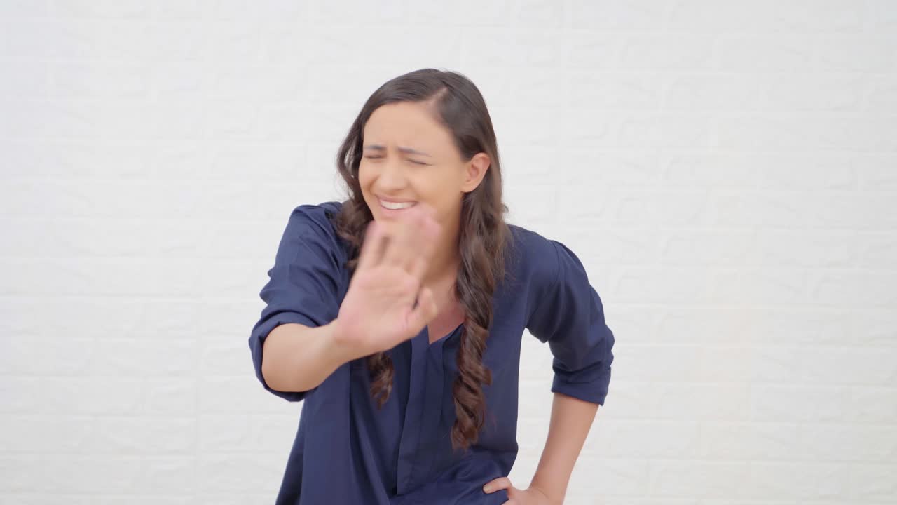 una joven india linda riendo