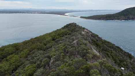 Antena-De-La-Cima-De-La-Montaña-Tomaree,-Nsw,-Australia