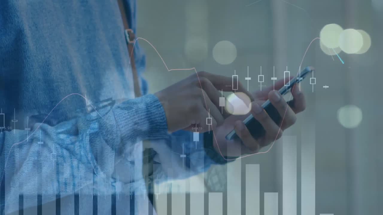 animación del procesamiento de datos financieros sobre un hombre caucásico que usa un teléfono inteligente