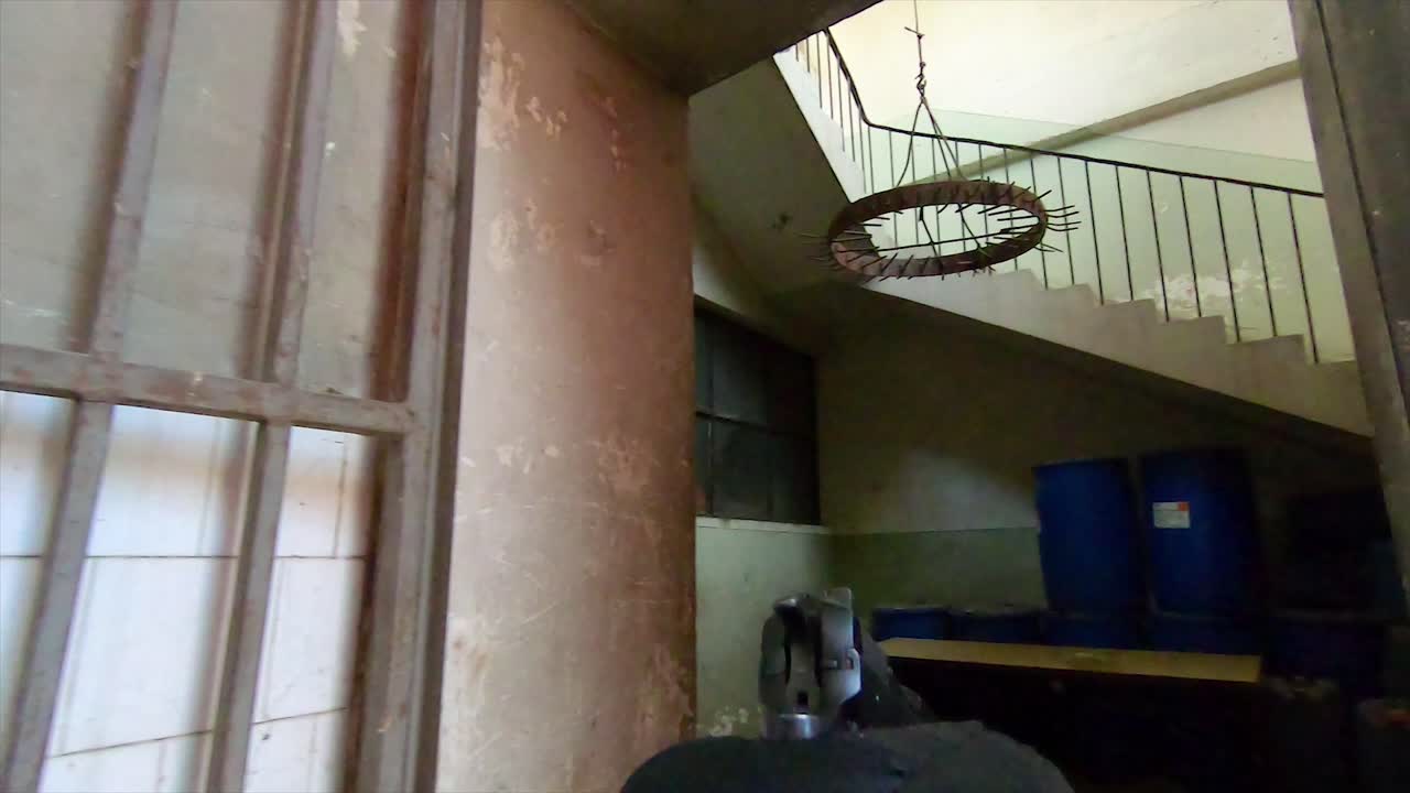 오래된 건물 pov의 경찰 행동