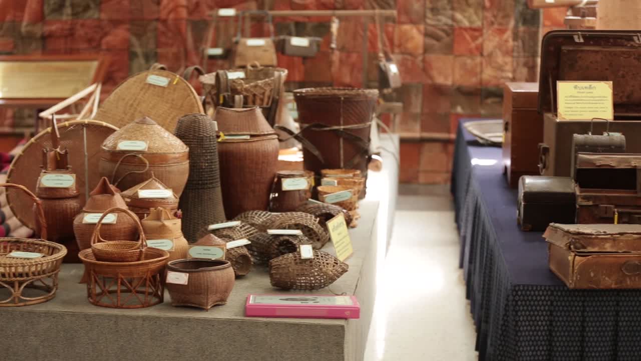 Museo de Cestería Artesanal de Estilo del Noreste de Tailandia, exhibiendo cestas y recipientes hechos a mano de diferentes tamaños y tipos