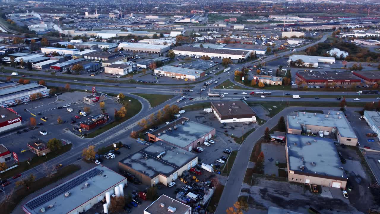 캘거리에서 바로우 트레일 se와 61 ave se의 바쁜 아침 교차로