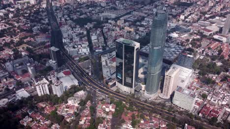 Vista-Orbital-Izquierda-Tomada-Con-Drone-De-Un-Rascacielos-Emblemático-Al-Sur-De-La-Ciudad-De-México-Ubicado-En-La-Avenida-Rio-Churubusco