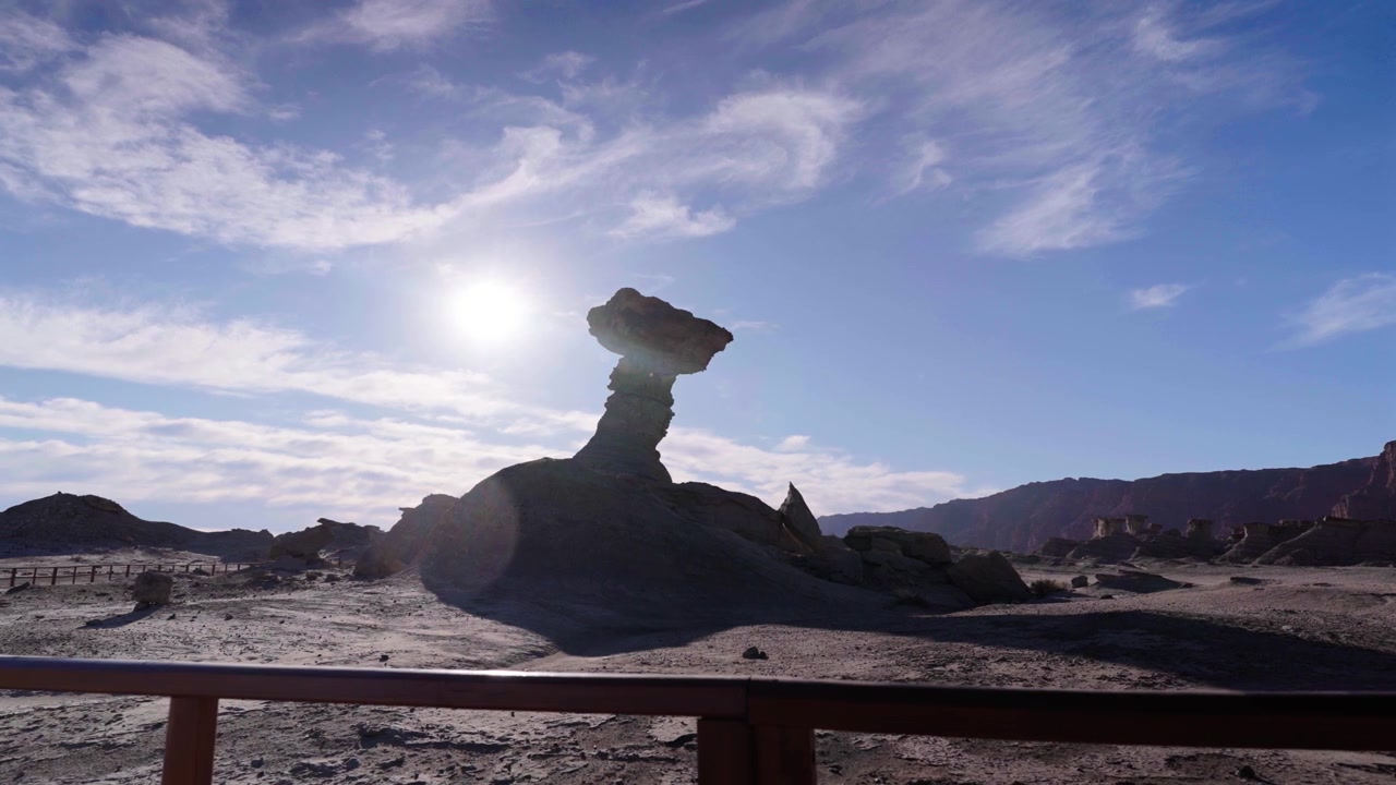 Roccia a fungo illuminata dal sole si erge sopra il paesaggio desertico a El Hongo