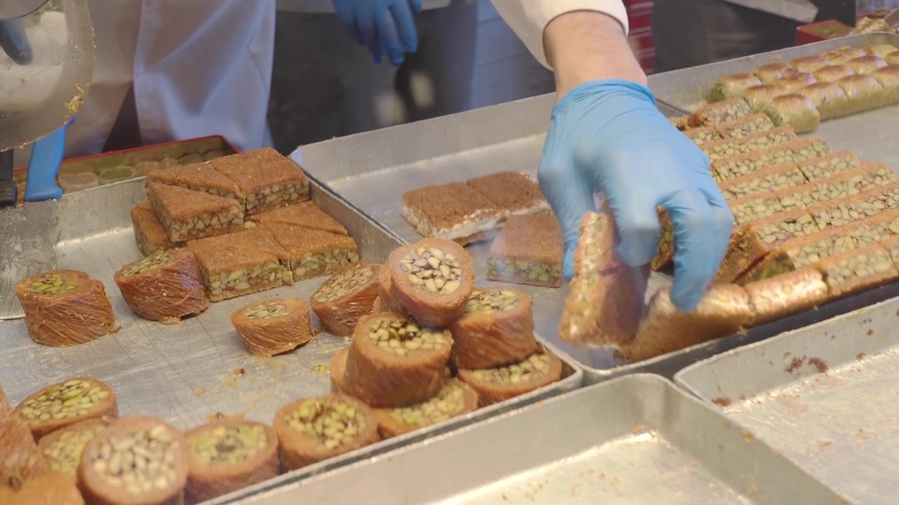 Şef, Antep Fıstıklı Geleneksel Türk Baklavasını Teşhir Ediyor
