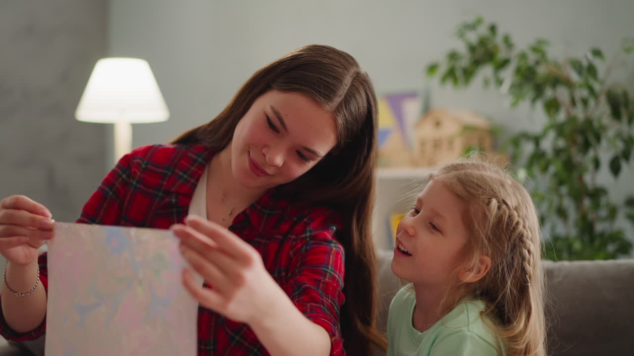 un joven maestro y un estudiante felices disfrutan de la imagen en el arte ebru