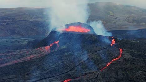 lava hirviendo dentro del cráter del volcán fagradalsfjall en erupción visto desde arriba en islandia