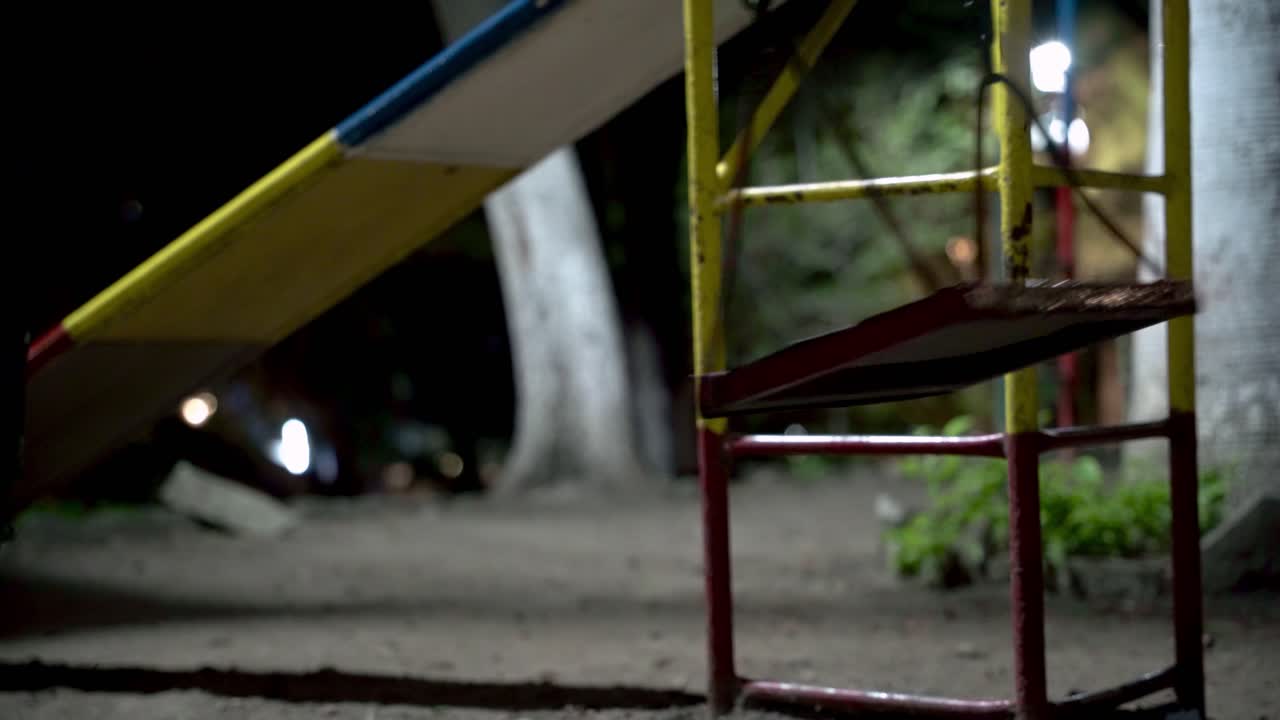 columpiarse en el patio de recreo en la noche