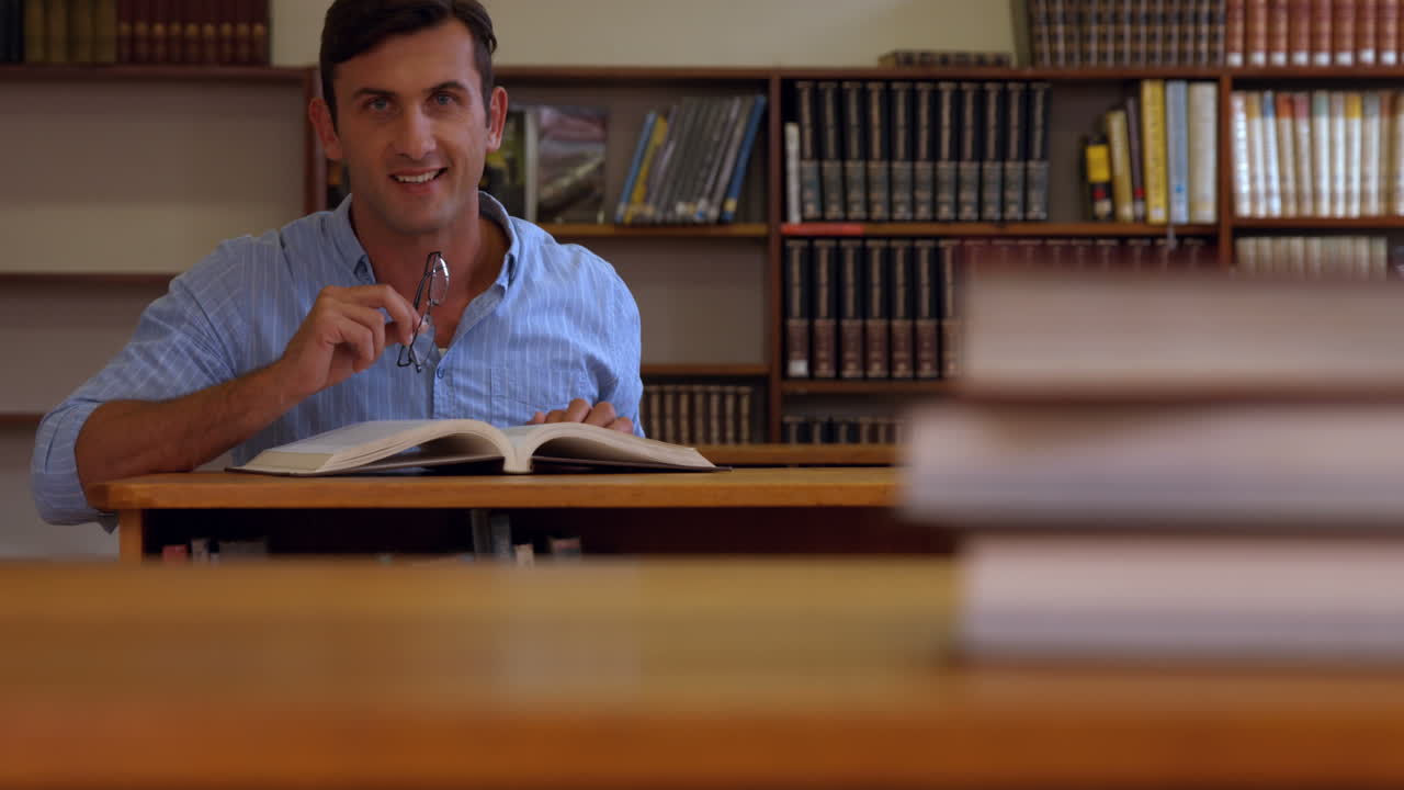 bibliotecario en el trabajo en la biblioteca