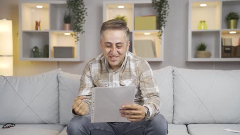 el hombre que se regocija en el buen papeleo de contenido.