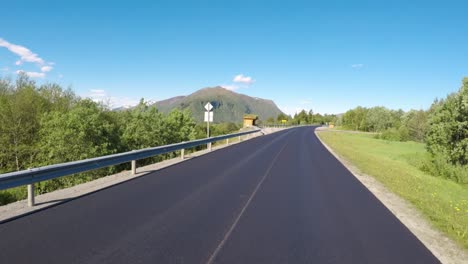 Autofahren-Auf-Einer-Straße-In-Norwegen