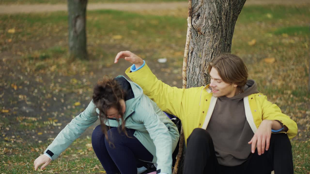 una pareja de turistas sentados juntos en el suelo abrazados, trekking mochileros conceptos de viajeros