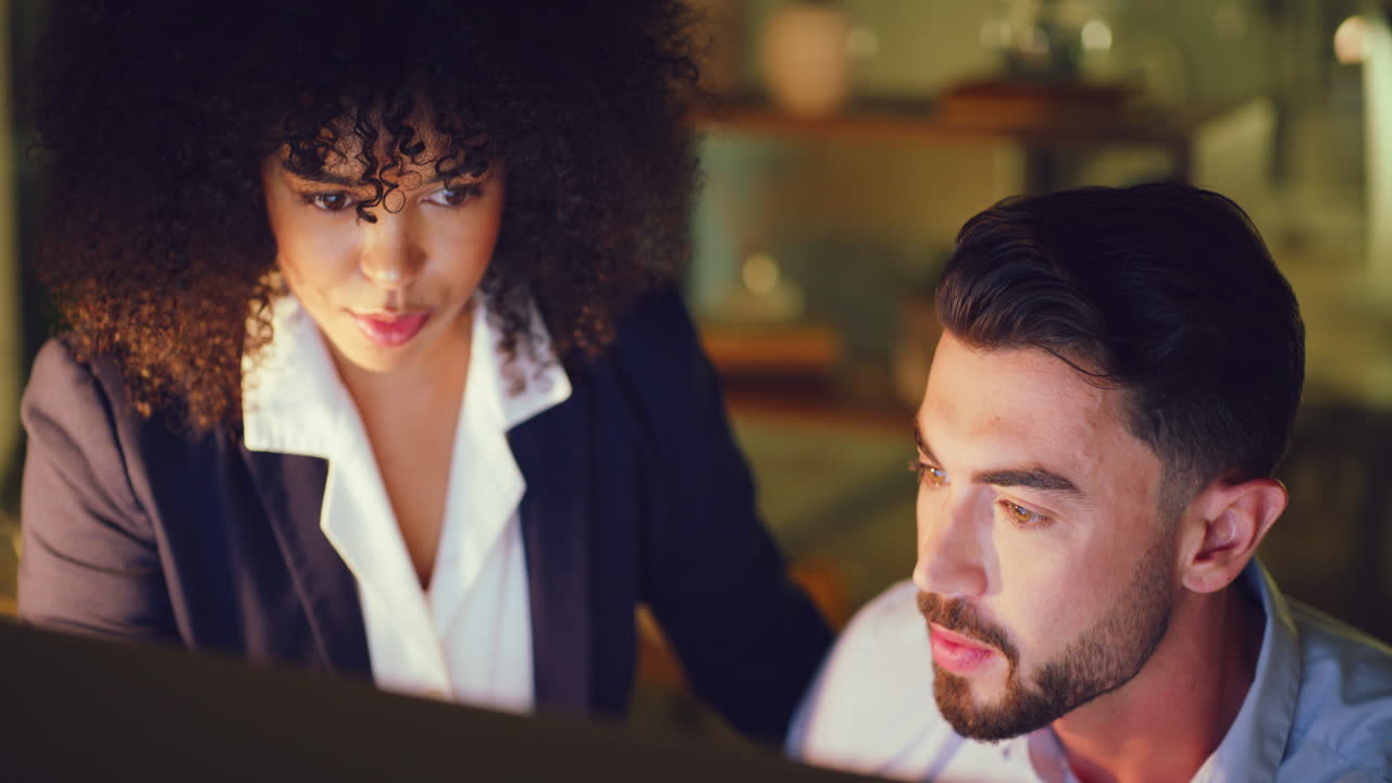 una mujer de negocios corporativa hablando con