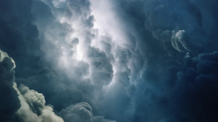Temporale con fulmini nel cielo con nuvole scure.