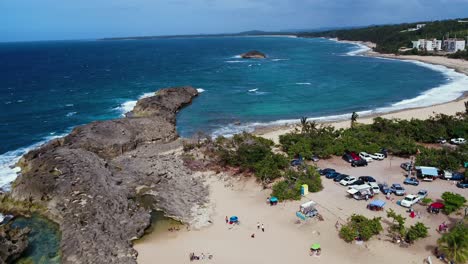 mar chiquita es una hermosa playa en una cala cerca de arecibo puerto rico