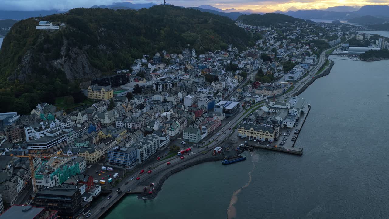 Riprese con drone della vivace Alesund con edifici Art Nouveau e il porto.