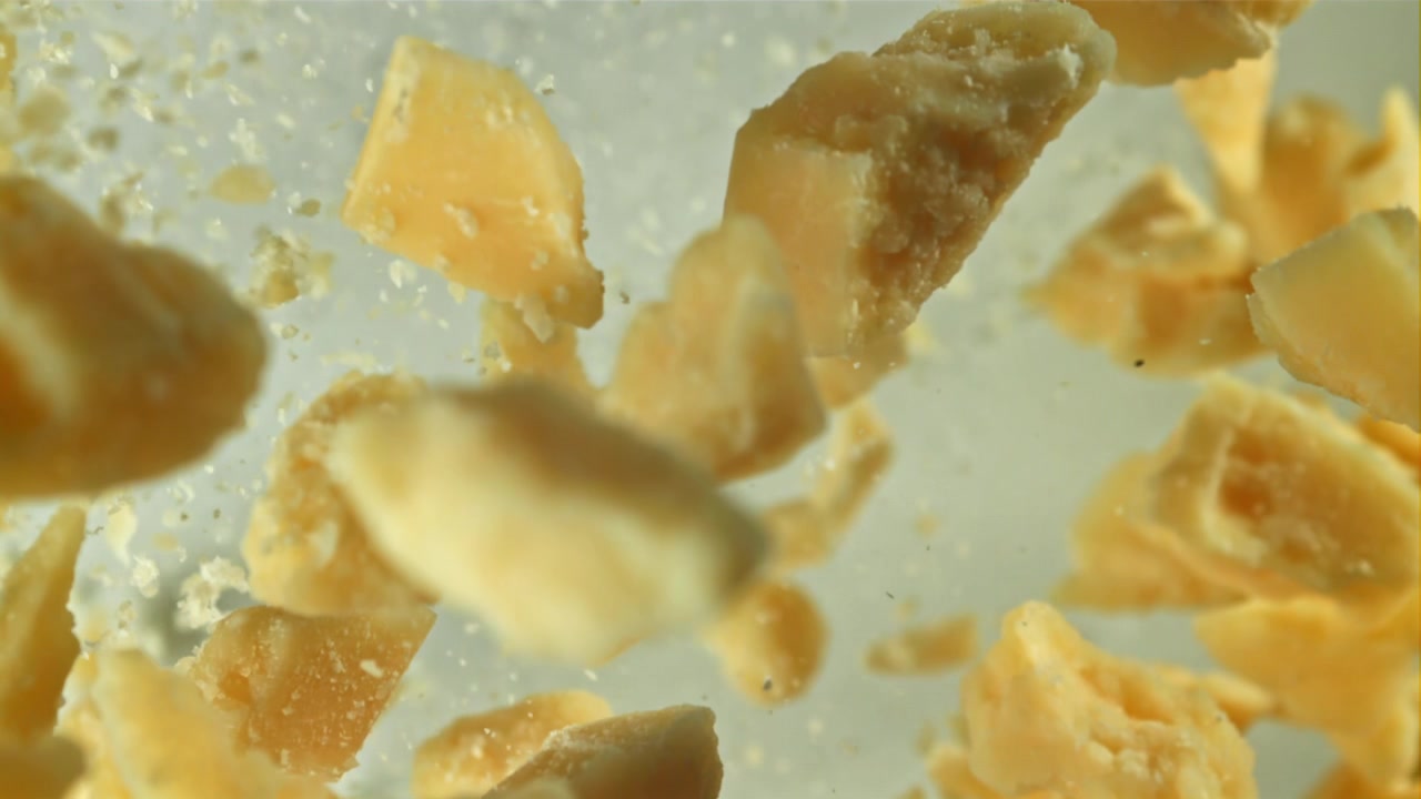 Pezzi di Parmigiano che cadono al rallentatore.
