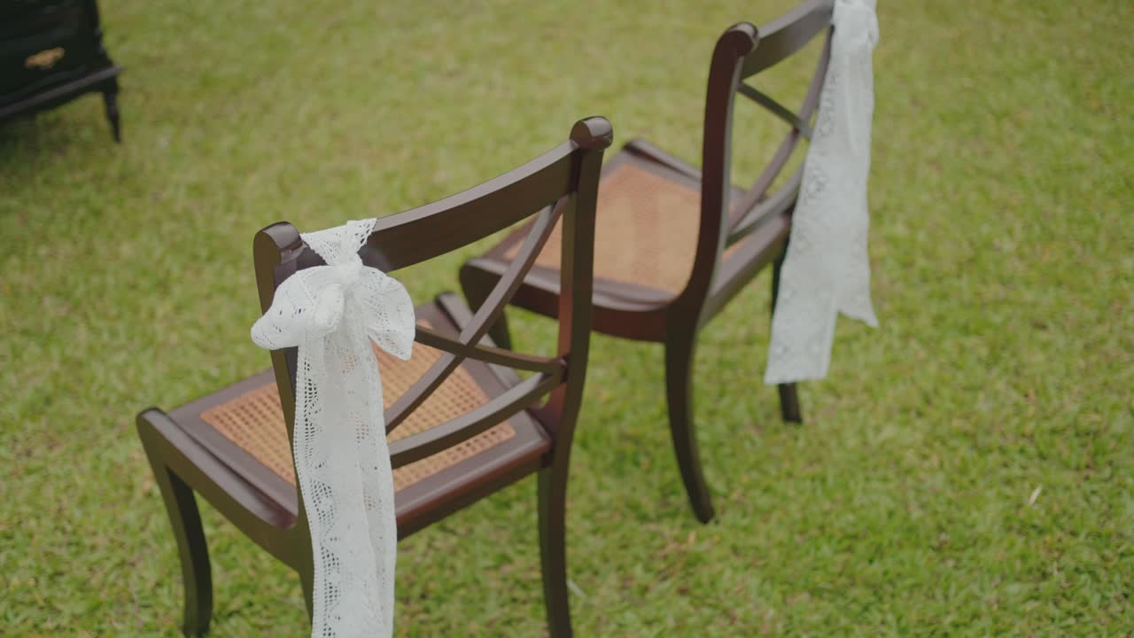 레이스 장식으로 장식된 우아한 야외 좌석