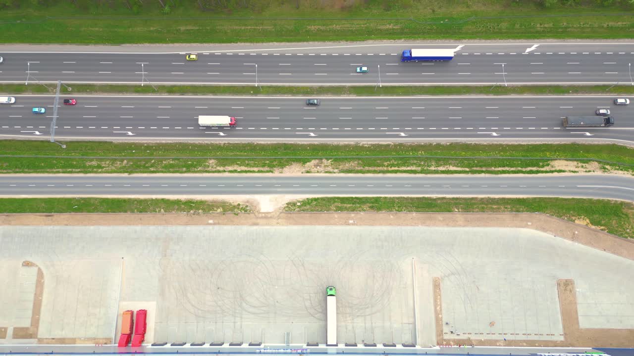 물류 공원 창고, 로딩 허브와 많은 반 트럭과 화물 트레일러가 해가 지면에 램프에 서서 화물을 로드 하차합니다.