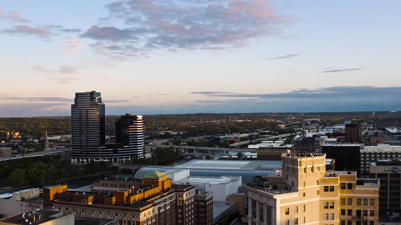 4k drone zoom out shot durante el amanecer en grand rapids, michigan con hermosos colores contra los edificios