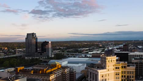 4K-Drone-zoom-out-shot-during-sunrise-in-Grand-Rapids,-Michigan-with-beautiful-colors-against-the-buildings