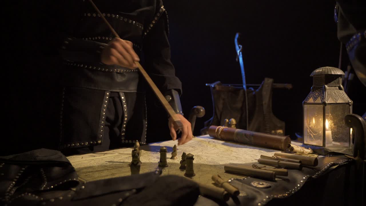 составляя план битвы при свече.