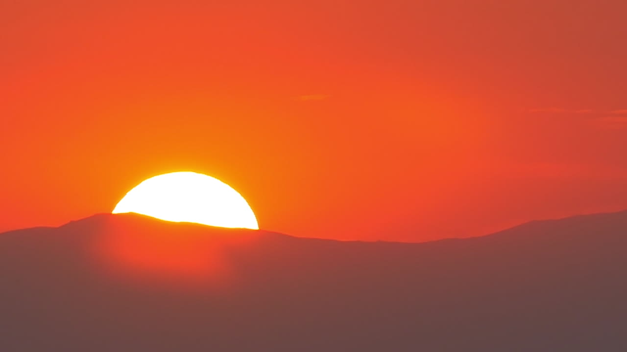 태양은 언덕 뒤에 가라앉습니다.