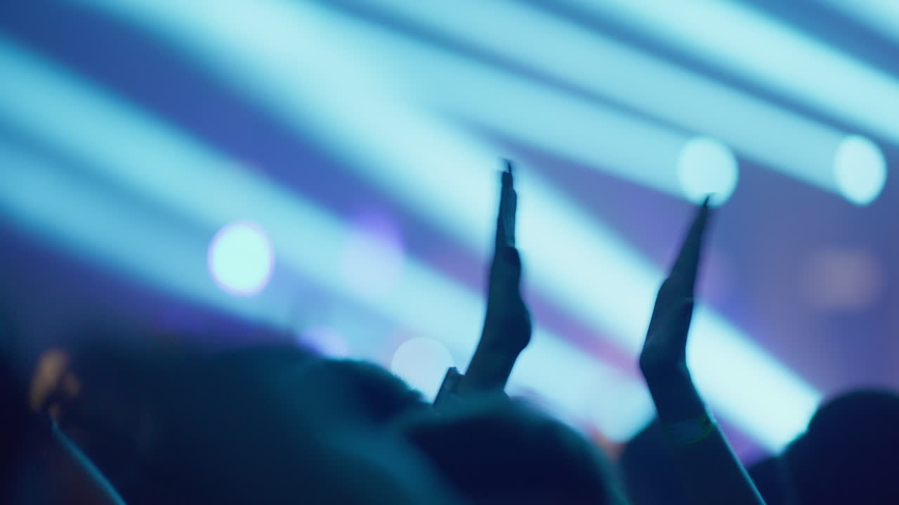 Folla che alza le mani e applaude a un concerto pieno di energia