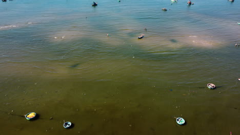 el dron aéreo revela la bahía del océano vietnamita con barcos de pesca anclados en la costa