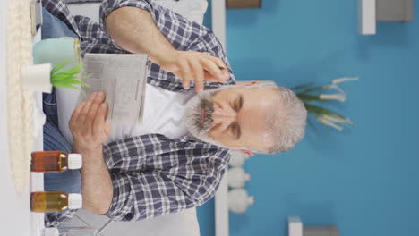 Vertikales-Video-Des-Vergesslichen-Alten-Mannes,-Der-Rätsel-Löst.