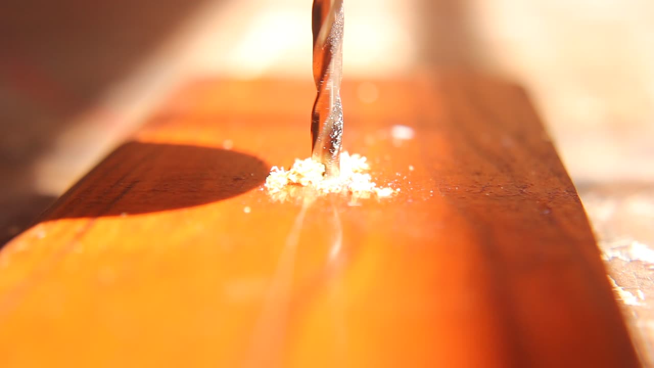 Primo piano di una punta da trapano che crea un foro nel legno