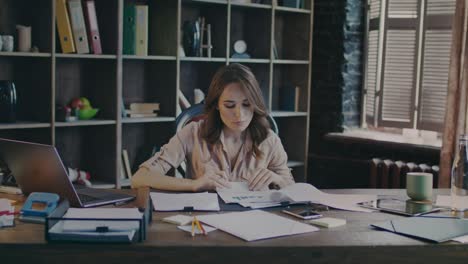 mujer comercial estudiando datos de mercado. mujer de negocios analizando datos de investigación