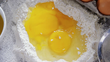 egg yolk mixed with flour 4k