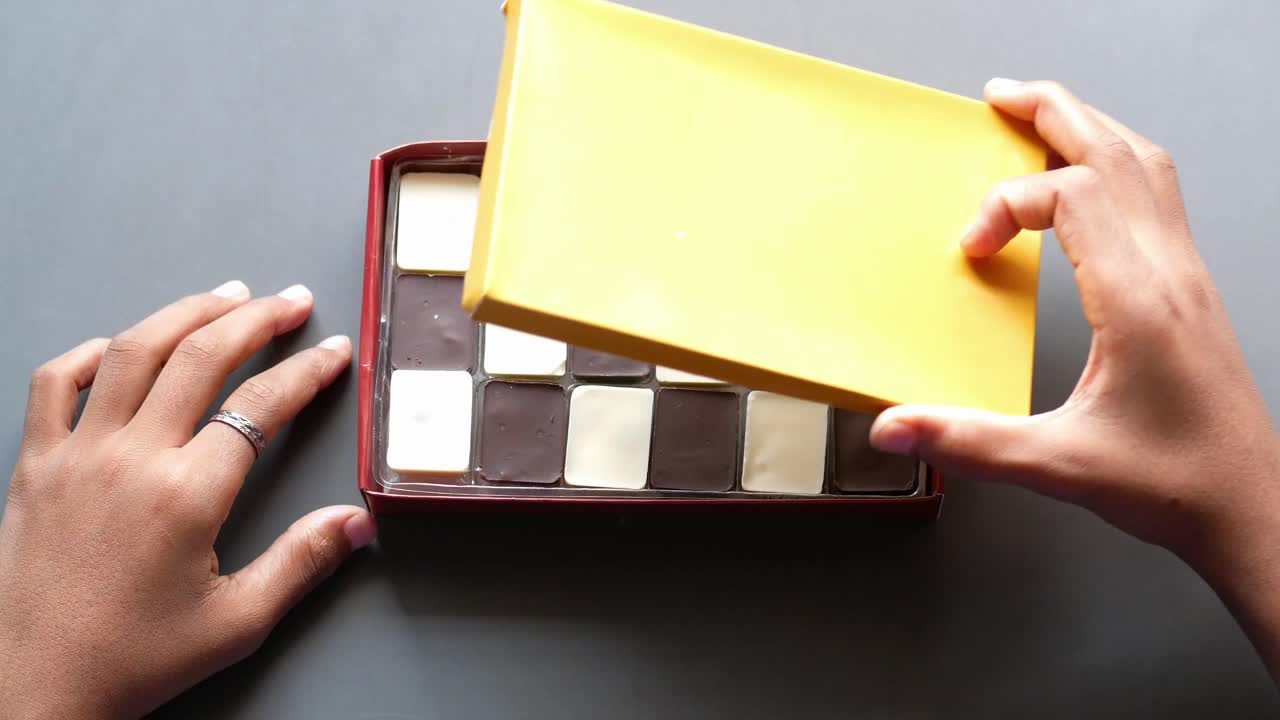 abriendo una caja de regalos de chocolates