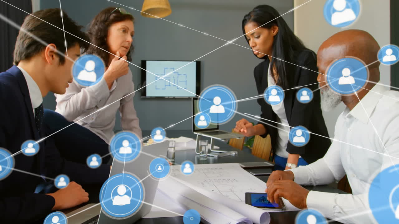 animación de la red de conexiones con iconos sobre diversas personas de negocios en la oficina